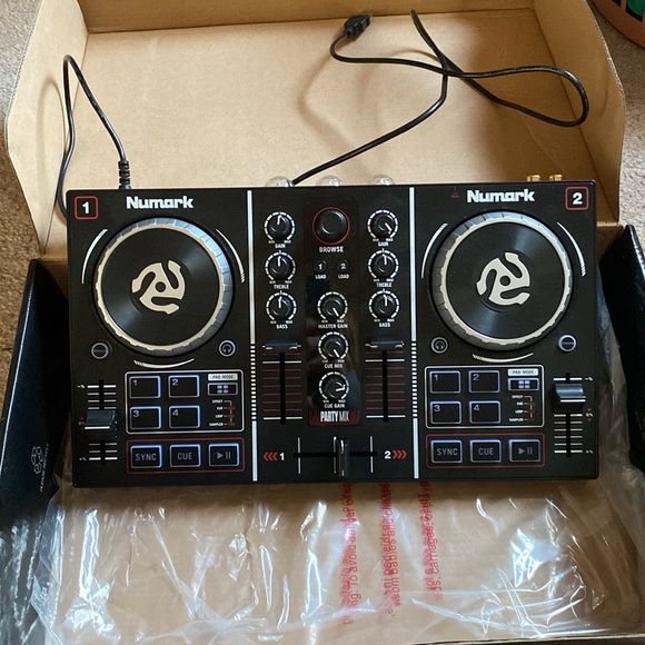 Numark DJ controller w/ built in light show - Picture 2 of 3